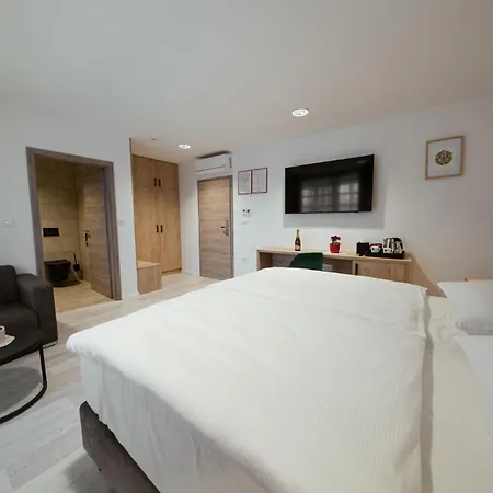 At Podlipje Estate Oda ve Kahvaltı Tesanovci