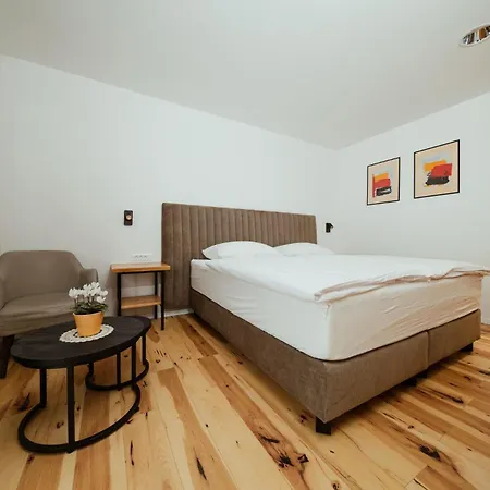 At Podlipje Estate Couette-café